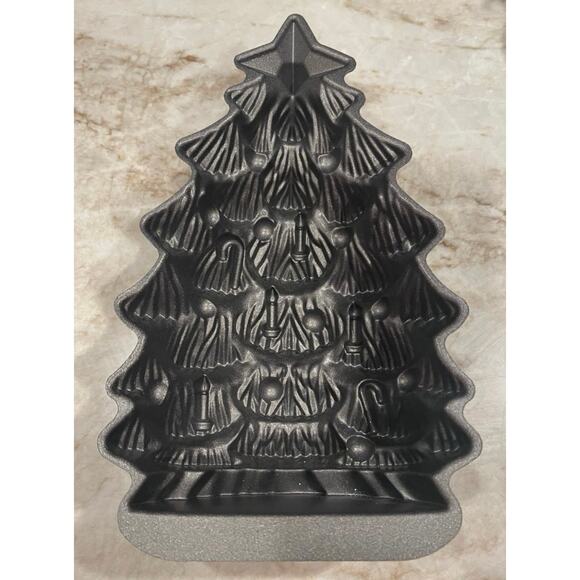 Nordic Ware Christmas Tree Mold Cake Pan 4.5 cups 11" Made in USA EUC - Picture 1 of 9